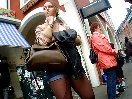 Biseksuaalihahmot ja narttu nauttivat kolmisesta ilmaiset porno videot toimistossa